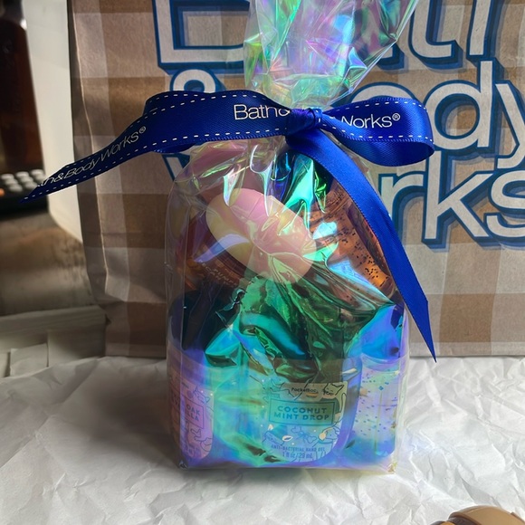 (11) Variety Bath and Bodyworks antibacterial hand gel bundle - Picture 3 of 3